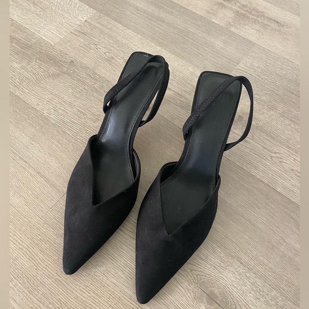 STYLISH COMFORTABLE POINTED BLACK HEELS